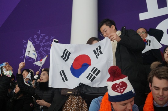 이 날 스피드스케이팅 경기장에는 이승훈을 응원하기위해 많은 국민들이 경지장을 찾았다.