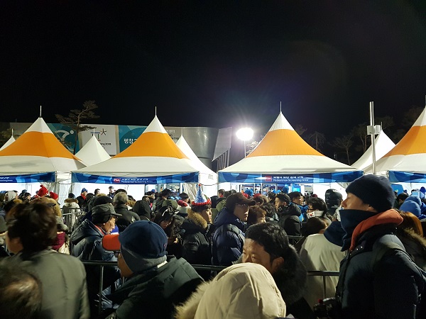 기다림도 지루하지 않은 역사의 순간을 함께합니다.