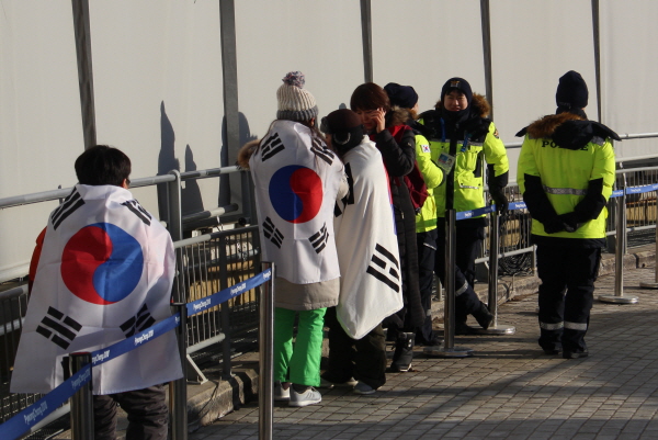 오전 7시 30분. 경기 시작까지 2시간이나 남아있었지만, 많은 사람들은 이미 경기장에 있었습니다.
