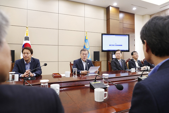 문재인 대통령이 19일 오후 청와대에서 열린 수석·보좌관회의에서 발언하고 있다. (사진=청와대)