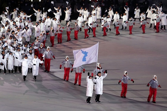 지난 9일 평창동계올림픽 개막식에서 한반도기를 함께 든 남과 북 선수들이 아리랑 선율에 맞춰 입장하고 있다. (사진 = 평창동계올림픽조직위원회)
