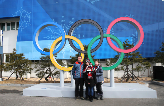 강릉 올림픽파크를 찾은 외국인 관람객이 올림픽 오륜기 앞에서 사진 포즈를 취하고 있다. 