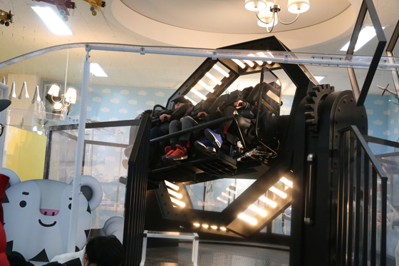 문화ICT관의 라이브 파빌리온에서 관람객들이 롤러코스터형 VR 시뮬레이터를 탑승·체험하고 있다.