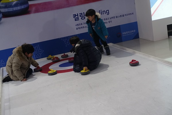 장남감 가지고 놀듯 즐겁게 컬링 체험을 하고 있다.