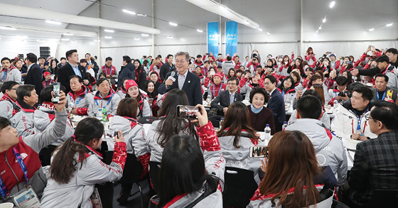 문재인 대통령이 17일 강릉 올림픽 파크 내 식당에서 평창 동계올림픽 자원봉사자 및 대회 관계자들과 식사를 함께하고 있다. 