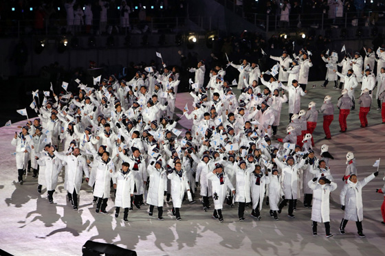 지난 9일 강원도 평창올림픽스타디움에서 열린 2018 평창동계올림픽 개막식에서 남과 북이 공동입장하고 있다. (사진 = 평창동계올림픽조직위)