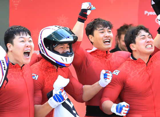 25일 강원도 평창 슬라이딩센터에서 열린 2018 평창올림픽 봅슬레이 남자 4인승 4차 주행에서 은메달을 따낸 대한민국 원윤종-서영우-김동현-전정린 조가 환호하고 있다.(사진=저작권자(c) 연합뉴스, 무단 전재-재배포 금지)
