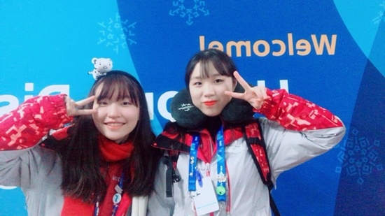 UAC(이하 유니폼 배부 및 등록 센터)의 비타민 역할을 하고 있는 당찬 막내들, 이지우(왼쪽, 20), 천은진(20) 씨.