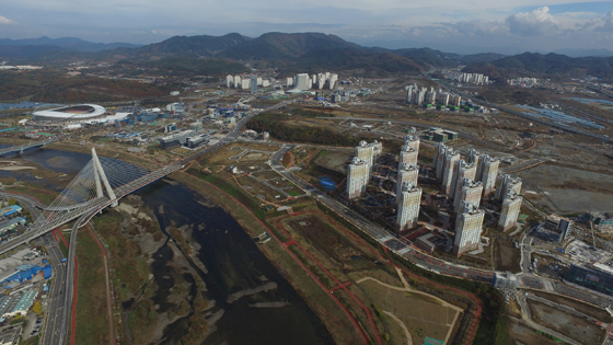 경남 진주시 충무공동에 조성한 경남혁신도시를 하늘에 촬영한 모습. 경남혁신도시 이전 공공기관 11곳 가운데 9곳이 새 둥지를 틀었다.(사진=저작권자(c) 연합뉴스, 무단 전재-재배포 금지)