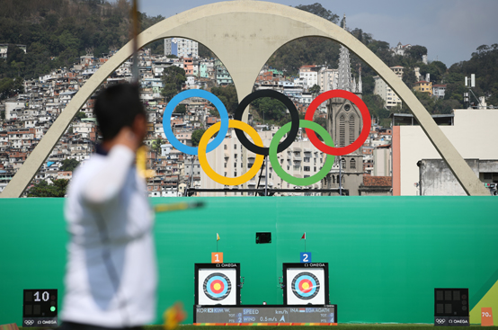 지난 2016년 브라질 리우에서 열린 하계올림픽 남자양궁 개인전 32강전에서 한국 남자양궁 대표팀의 김우진이 활시위를 당기고 있다. <저작권자(c) 연합뉴스, 무단 전재-재배포 금지> 