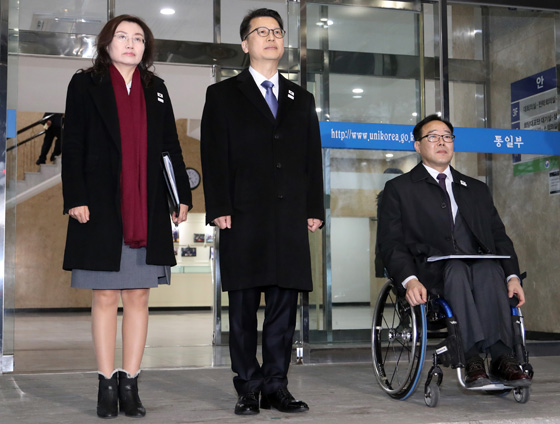 이주태 통일부 교류협력국장(가운데)을 단장으로 하는 통일부 대표단이 평창패럴림픽 북측 참가와 관련한 실무회담을 위해 27일 오전 서울 남북회담본부에서 판문점으로 출발하고 있다.(사진=저작권자(c) 연합뉴스, 무단 전재-재배포 금지) 