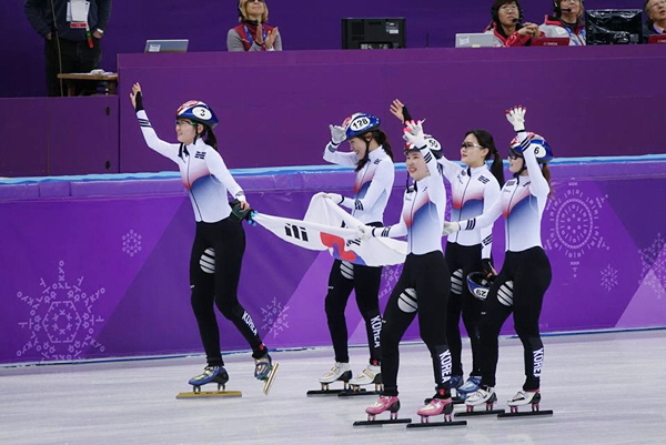 쇼트트랙 여자 3,000m 결승 후 관중들에게 인사하는 국가대표팀(출처=정책브리핑)