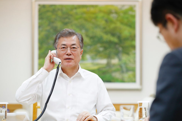 문재인 대통령이 1일 밤 청와대 관저에서 도널드 트럼프 미국 대통령과 전화 통화를 하고 있다. (사진=청와대)