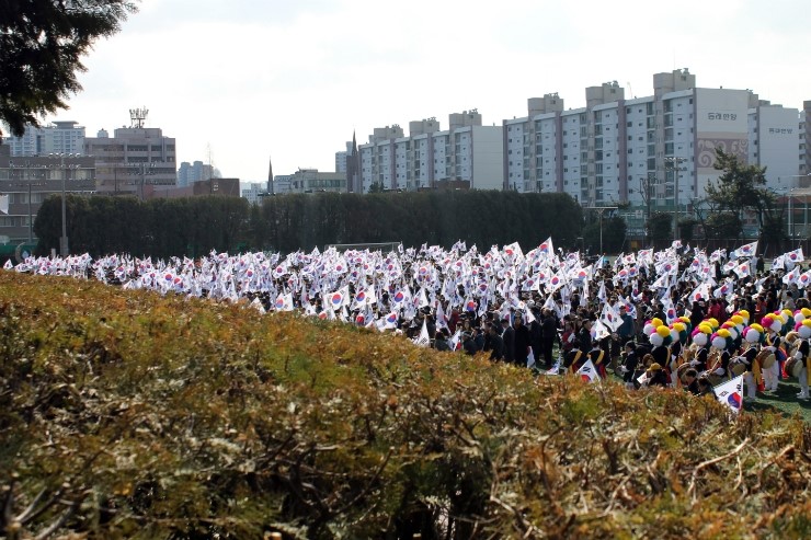 독립만세행진을 위해 대기 중인 시민들