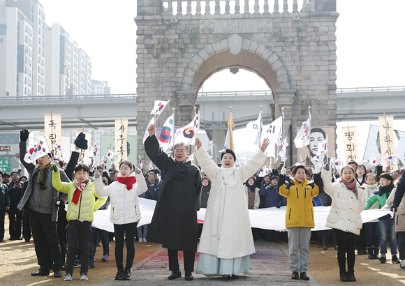 문재인 대통령 내외가 1일 오전 서울 서대문형무소 역사관에서 열린 제99주년 3·1절 기념식을 마친 뒤 참석자들과 함께 독립문까지 행진한 뒤 만세 삼창을 하고 있다.