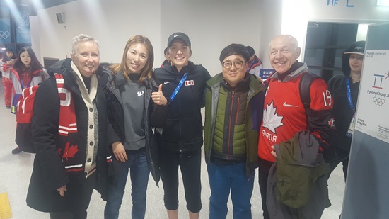 핀란드와의 경기가 승리로 끝나고 선수미팅장소에서 홈스테이 게스트 Dave와 Brenda 부부와 딸인 캐나다 여자 아이스하키 국가대표 19번 Jenner와의 기념사진