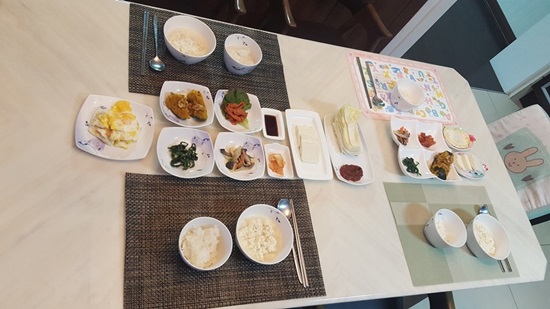 아침 조식으로 지역의 특산 음식인 초당 순두부를 재료로 요리를 만들었다.