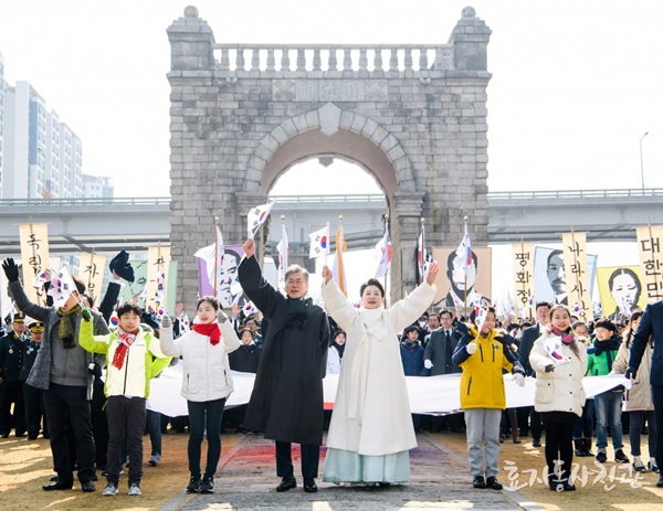 서대문형무소에서 독립문 앞까지 만세운동 재연 행진과 만세삼창.(출처=효자동사진관)