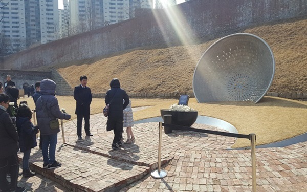 순국선열 추모헌화.