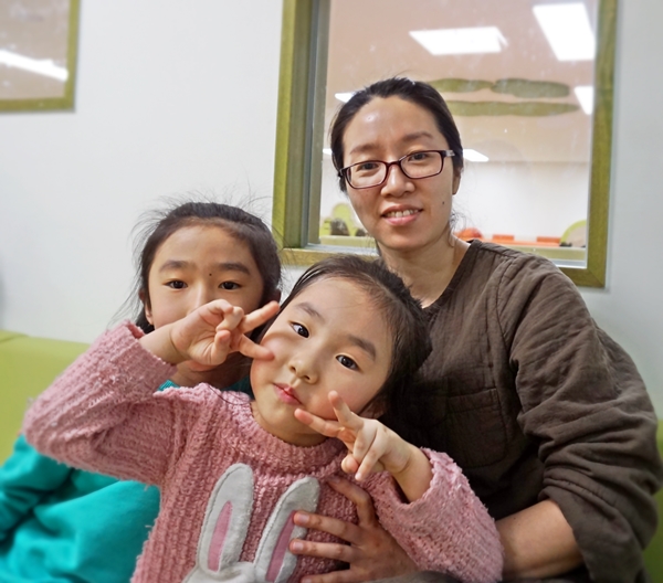 뱃속의 아이까지 아이 셋이 행복한 나라가 되기 위하여. 이정윤씨와 두 딸과 뱃속 아기가 함께 했다.