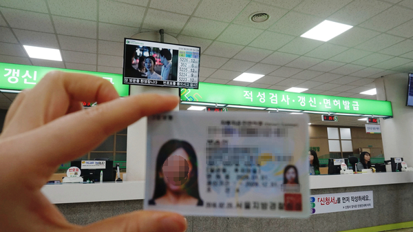운전면허증 갱신에 제출해야 하는 사진은 6개월 이내에 촬영한 무배경 사진이다.(여권용 규격)