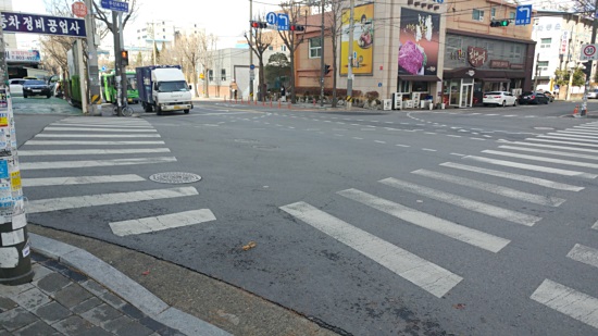 시내 곳곳에 위치한 자동차 도로와 신호등
