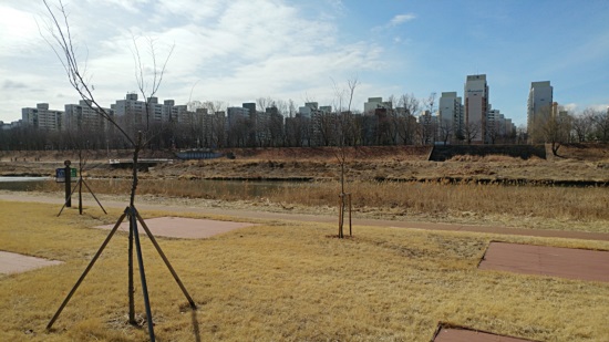 천변 자전거로의 풍경, 이제 곧 봄이다