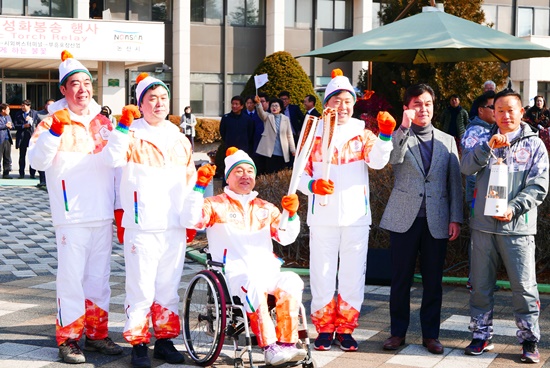 패럼림픽 성공을 기원하며 화이팅을 외치고 있다.