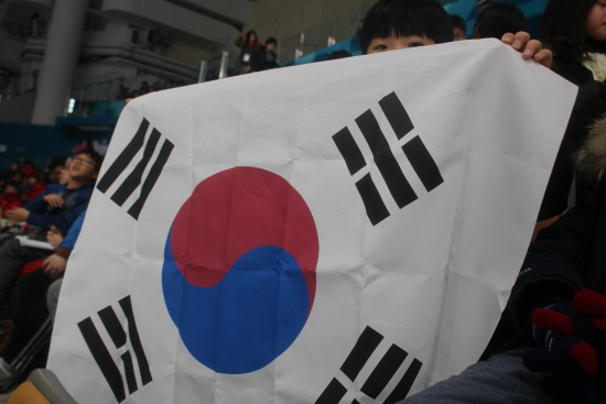 태극기를 펼치고 열심히 응원했던 학생.