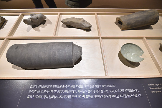 복원된 기와들과 그릇들.