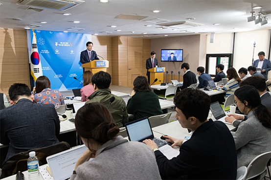 최종구 금융위원장은 14일 서울 종로구 정부서울청사 합동 브리핑실에서 기자 간담회를 열어 금융혁신 추진실적과 계획, 기업 구조조정 등의 현안을 설명하고 있다.(사진=금융위원회)