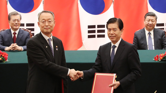문재인 대통령과 시진핑 중국 국가주석이 지난해 12월 14일 오후 베이징 인민대회당 서대청에서 백운규 산업부 장관(왼쪽)과 중산 중국 상무부장이 한-중 FTA 서비스 투자 협상 개시 MOU를 체결하는 모습을 지켜보고 있다. (사진=저작권자(c) 연합뉴스, 무단 전재-재배포 금지)