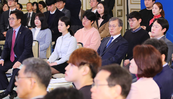 문재인 대통령이 15일 오후 청와대 영빈관에서 열린 청년일자리 대책 보고대회 및 제5차 일자리위원회 회의에서 각 부 장관들의 청년 일자리 대책 보고를 듣고 있다. <저작권자(c) 연합뉴스, 무단 전재-재배포 금지>