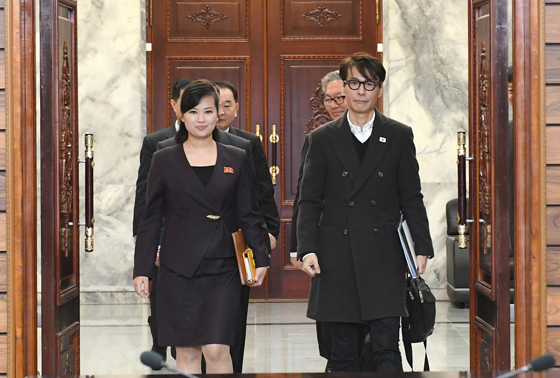20일 오전 판문점 통일각에서 열린 예술단 실무접촉에서 남측 수석대표로 나선 윤상 음악감독과 북측 대표 현송월 삼지연관현악단 단장이 회의장에 입장하고 있다.