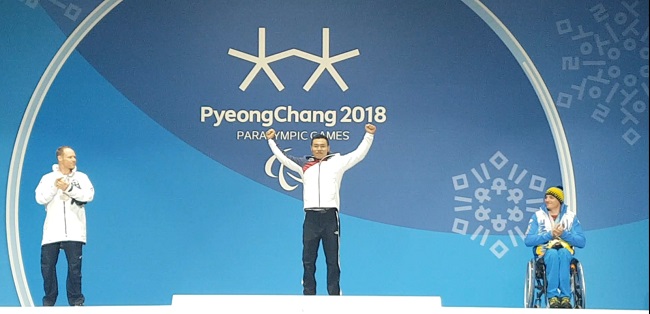 우리나라 첫 동계패럴림픽 금메달을 차지한 신의현.