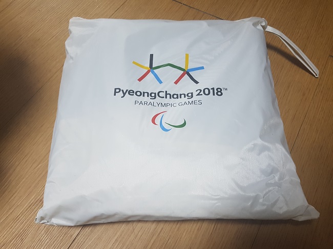 2018 평창동계패럴림픽 폐회식 때 나눠준 방한용품 패키지.