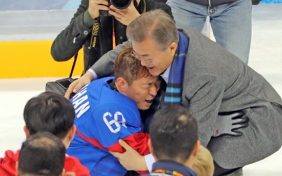 17일 패럴림픽 아이스하키 선수들이 동메달을 따자 대통령이 선수를 축하하고 있다.(출처=청와대 페이스북)