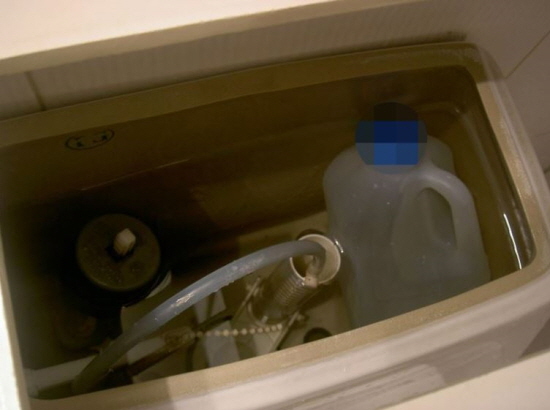 양변기 수조통에 1.5L 패트병에 물을 가득 담아 넣어 놓으면 절수에 효과가 있다.