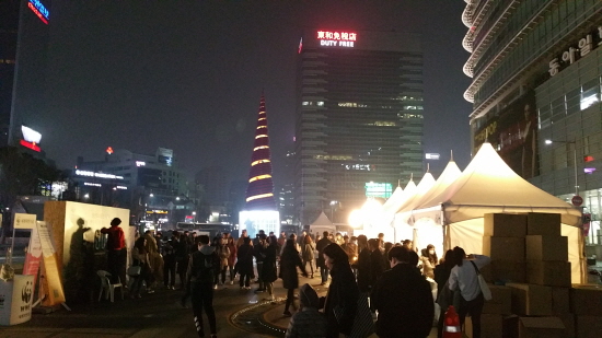 전등끄기 행사가 진행되기 전, 불빛 가득한 청계광장의 모습.