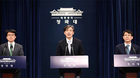 청와대 조국 민정수석(가운데)이 3월 21일 춘추관 대브리핑실에서 문재인 대통령이 발의할 개헌안을 설명하고 있다. 왼쪽부터 진성준 정무기획비서관, 조 수석,김형연 법무비서관 ⓒ연합