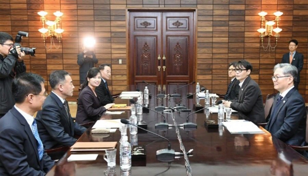 판문점에서 만난 남북 예술단 대표는 평양공연을 위한 날짜와 장소, 가수와 예술단 인원 등을 조율하고 있다. (출처=통일부)