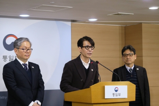 평양공연을 위한 남북 예술단 대표의 실무접촉 후 공동보도문을 발표하고 있는 윤상 수서대표의 모습 (출처=통일부)