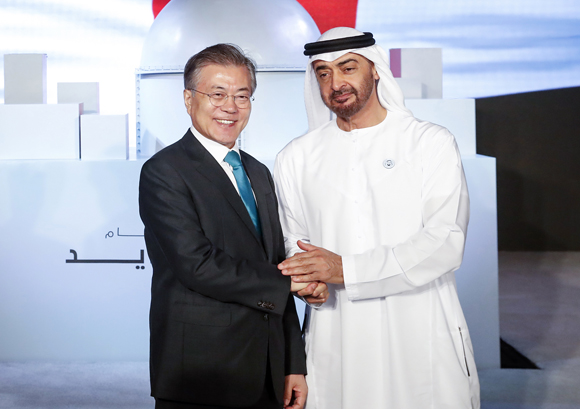 아랍에미리트(UAE)를 공식 방문 중인 문재인 대통령이 26일 오후 바라카 원전 1호기 건설 완료행사에서 모하메드 빈 자이드 알 나흐얀 왕세제와 악수를 하고 있다. (사진=저작권자(c) 연합뉴스, 무단 전재-재배포 금지)