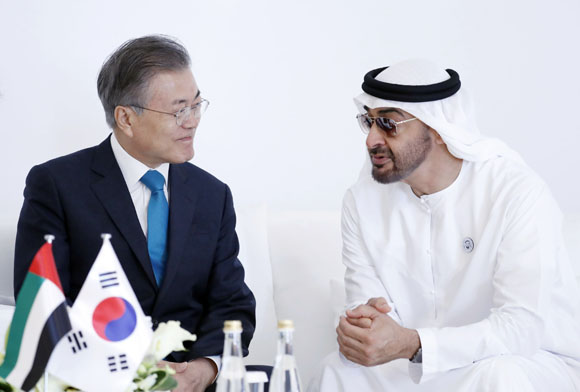 아랍에미리트(UAE)를 공식 방문 중인 문재인 대통령이 26일 오후 아랍에미리트(UAE) 바라카 원전 1호기 건설 완료행사에 앞서 모하메드 빈 자이드 알 나흐얀 왕세제와 대화하고 있다. (사진=저작권자(c) 연합뉴스, 무단 전재-재배포 금지)