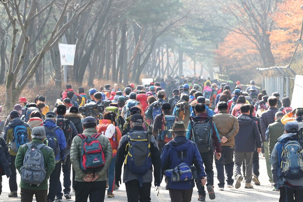 봄을 맞아 등산객들로 붐비는 관악산.(출처=뉴스1)