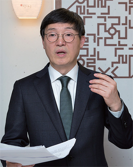 한국문학번역원 김사인 원장.