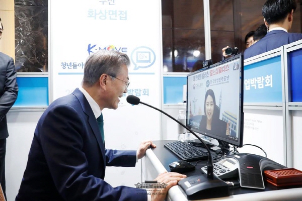 깜짝 면접관으로 변신해서 베트남에 취업하고자 하는 청년과 대화를 나누고 있는 문재인 대통령.(사진=청와대 페이스북)