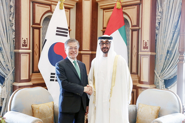 문재인 대통령과 UAE의 모하메드 빈 자이드 알 나흐얀 아부다비 왕세제. 양국은
