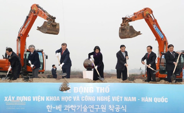 한·베트남 과학기술연구원(VKIST) 착공식에 참석한 문재인 대통령(왼쪽 3번째).(사진=청와대 페이스북)