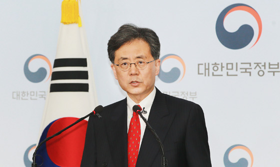 김현종 산업통상자원부 통상교섭본부장이 26일 서울 광화문 청사에서 한미FTA 개정 및 철강 관세 협상 결과 브리핑에서 결과를 발표하고 있다. (사진 = 산업통상자원부) 